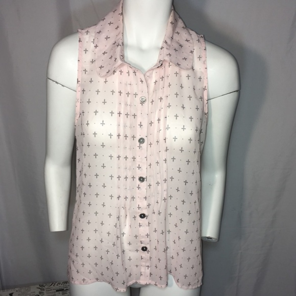 Sleeveless, high-low sheer, collared shirt